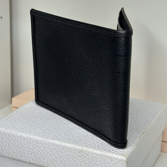 Dior man’s wallet extra slim A beautiful Leather wallet made by Dior luxury. - Picture 4 of 13